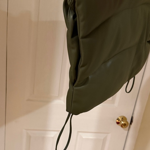 AKIRA Olive Women's Cropped Puffer Vest - Picture 4 of 5